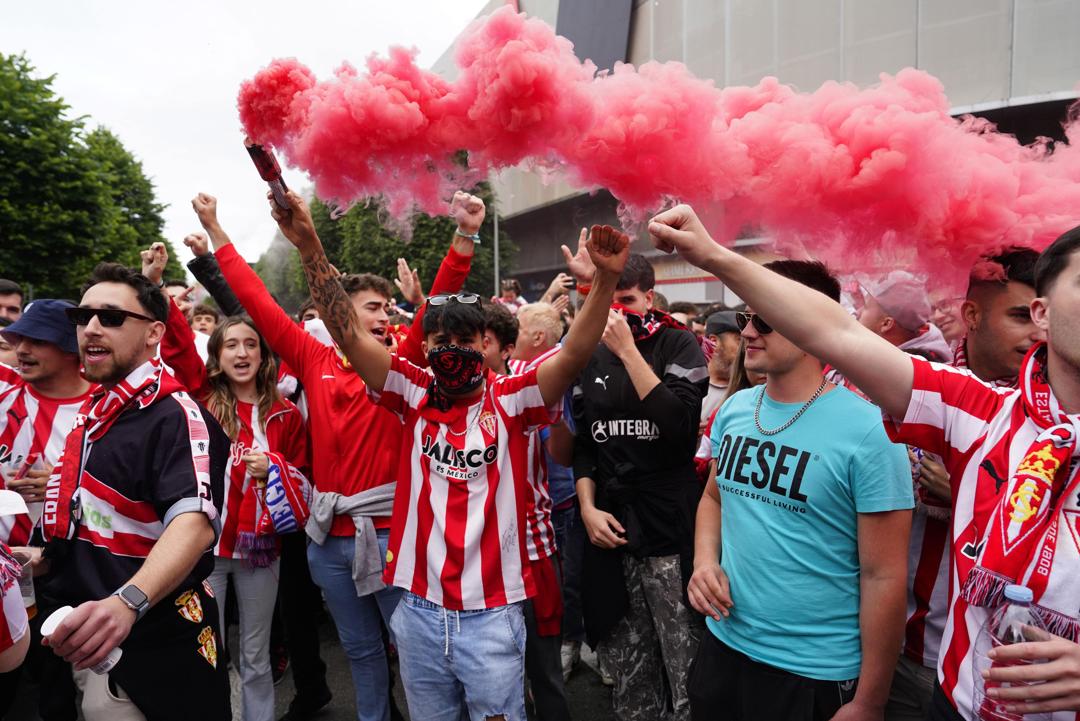 Aficionados del Sporting antes del partido de ida de la primera eliminatoria de ascenso a Primera. EFE