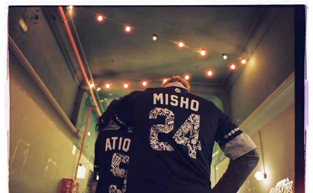 Misho Amoli y Maryame Atiq Ez-zity posan con la camiseta.  MARTA CAPARRÓS