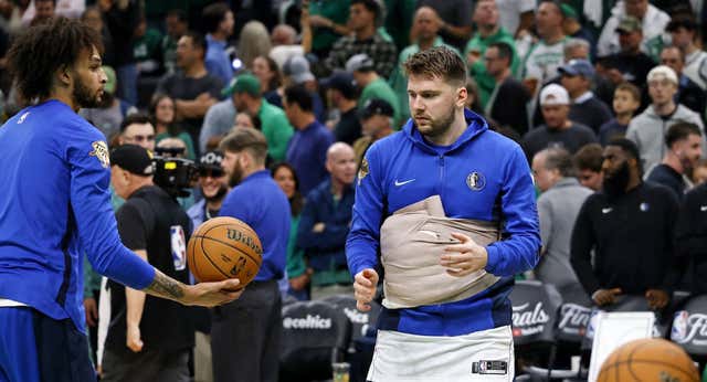 Ni un triple parte médico pudo frenar a Doncic: exhibición ante los Celtics con dolores, vendajes y protecciones por todo el cuerpo