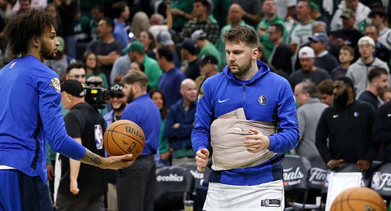 Luka Doncic, con una importante protección abdominal.