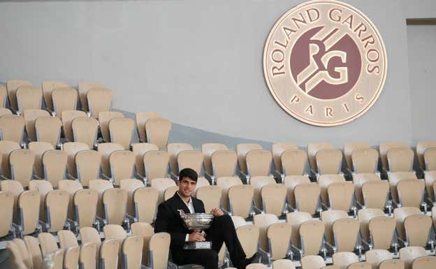 Carlos Alcaraz posa en las gradas de la Philippe Chatrier este lunes.  AFP