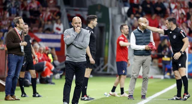 La insólita roja a Sergi Gómez en el Sporting-Espanyol por pedir “cabeza” a una grada que lanzó al banquillo una botella de cristal