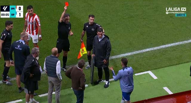 ¡Un lanzamiento de objeto al banquillo del Espanyol acaba en roja a Sergi Gómez!