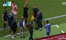 ¡Un lanzamiento de objeto al banquillo del Espanyol acaba en roja a Sergi Gómez!