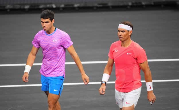 Carlos Alcaraz y Rafael Nadal, durante la exhibición que jugaron en Netflix en marzo.  Chris Unger / GETTY IMAGES