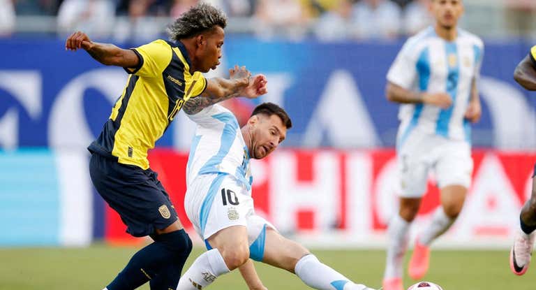 Joao Ortiz le roba un balón a Leo Messi.
