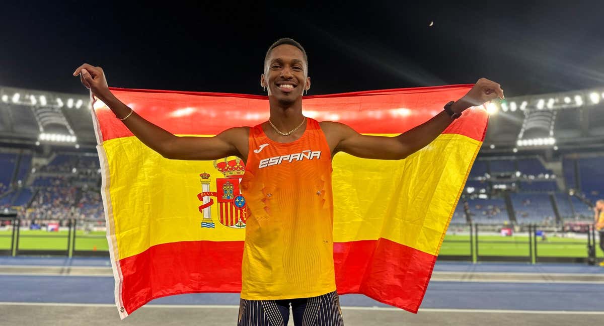 Jordan Díaz, este martes en Roma, celebra el oro europeo con la bandera de España./RFEA