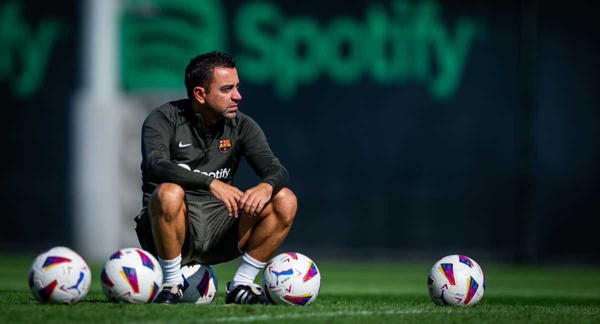 Xavi Hernández, pensativo durante un entrenamiento. /FCB