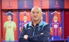 El alma del Eibar que trabajó 52 años en el club y ahora ni puede ver los partidos: «Me pongo muy nervioso, oigo los goles desde mi casa»