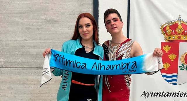 Un gimnasta denuncia discriminación al ser sancionado por competir con maquillaje y la Federación cambia la norma