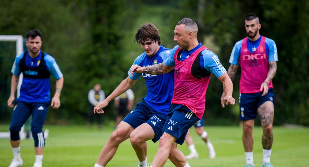 Santi Cazorla entrena con el Oviedo.
