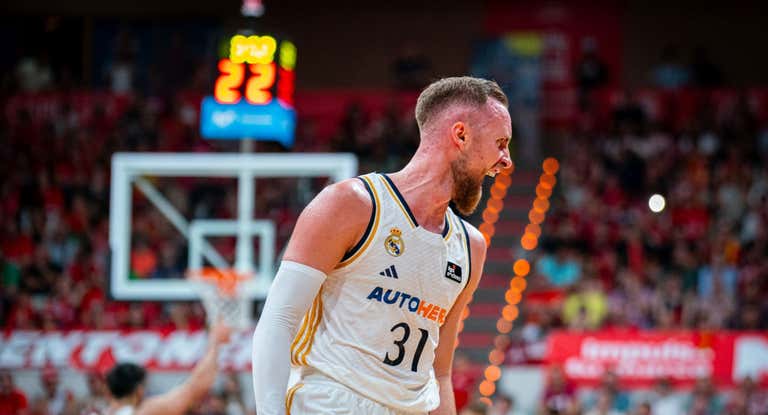 Dzanan Musa celebra una acción.