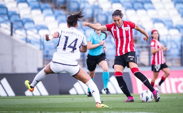 Maddi Torre disparando a portería ante el Real Madrid.  ATHLETIC CLUB