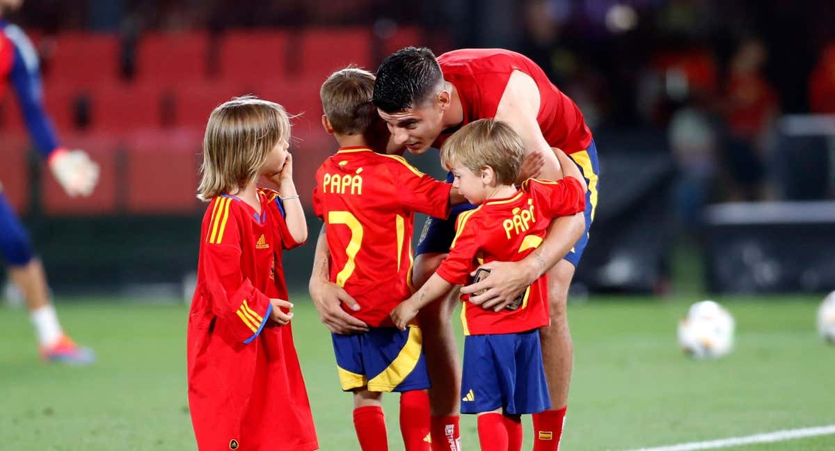 Álvaro Morata abrazado a sus hijos. /AFP