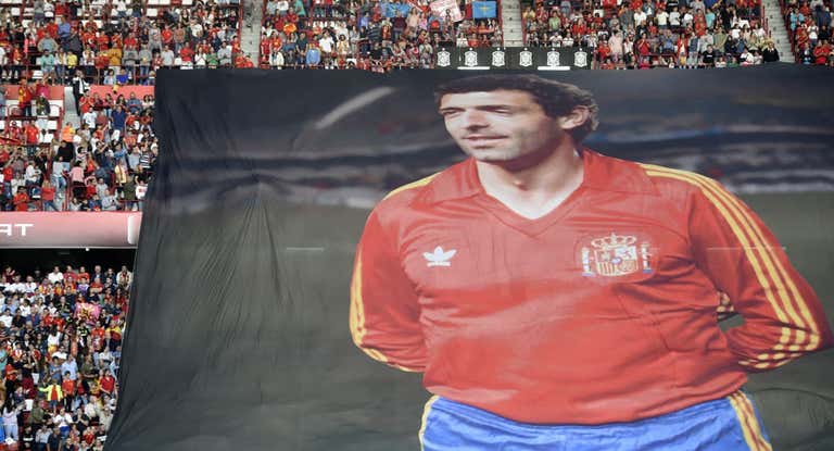 Homenaje a Quini en un partido de España.