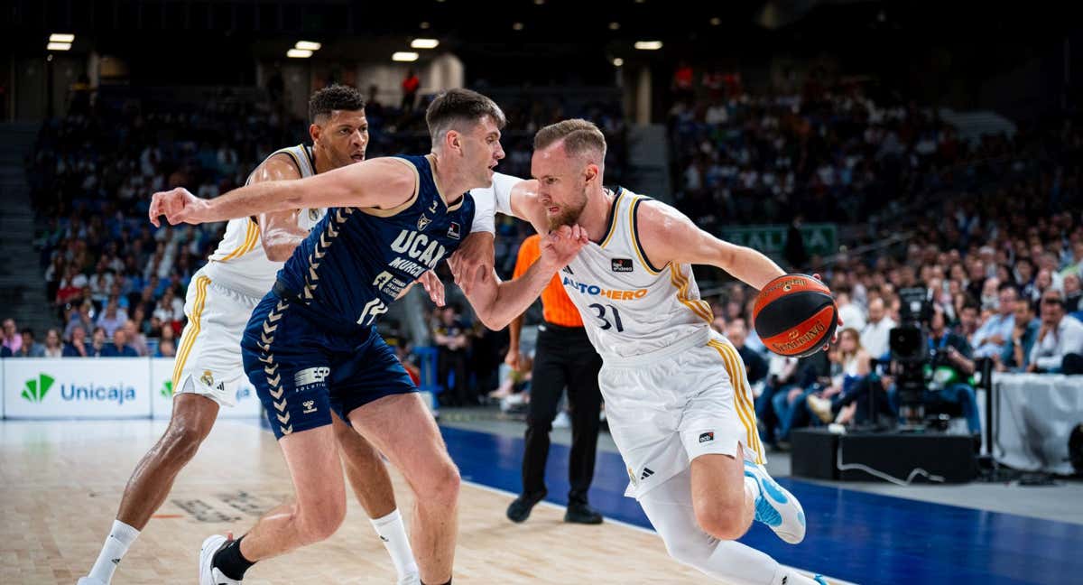 Dustin Sleva frente a Dzanan Musa durante el segundo partido.