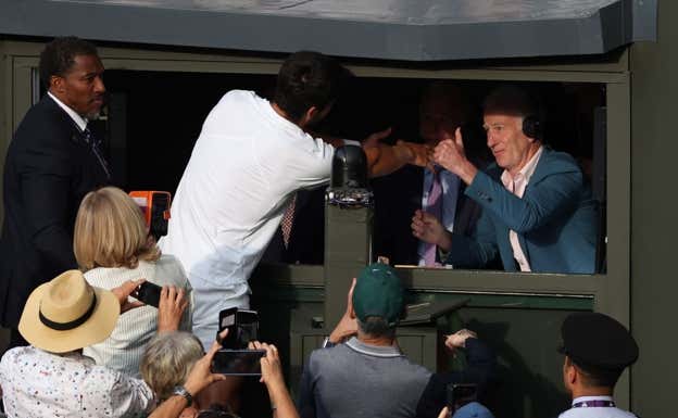 Alcaraz saluda a McEnroe tras conquistar Wimbledon en 2023.  EFE/EPA/ISABEL INFANTES