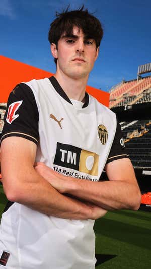Javi Guerra luce con la nueva camiseta. Valencia C.F