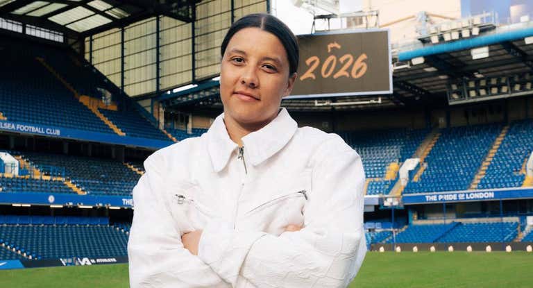 Sam Kerr posa tras el anuncio de su renovación con el Chelsea.