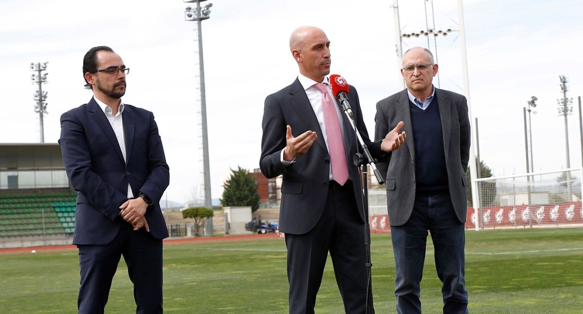 Luis Rubiales, franqueado por Alfredo Olivares y Andreu Camps.