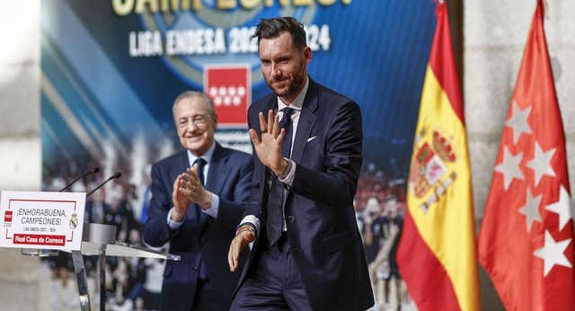 Un homenaje a Rudy, el «Chacho, quédate» y el «otra camiseta más» de Almeida marcan la celebración de la Liga Endesa del Real Madrid