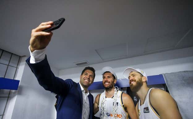El selfi de Felipe Reyes con Rudy y el Chacho.  ACB PHOTO/E. COBOS