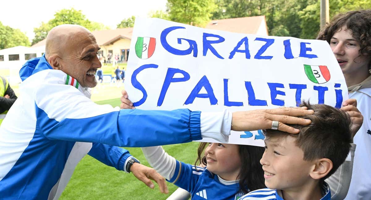 Spalletti, seleccionador de Italia, saluda a dos niños.