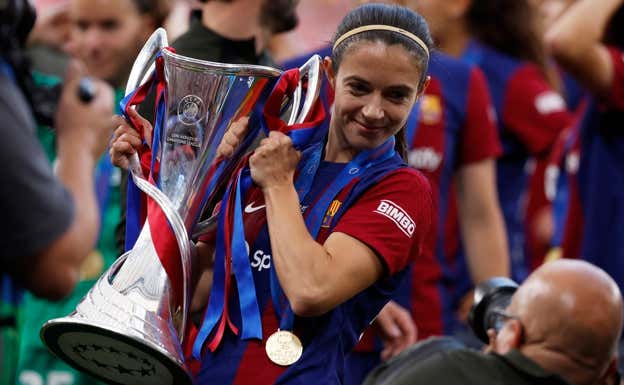 Aitana Bonmatí posando con la Champions.  REUTERS