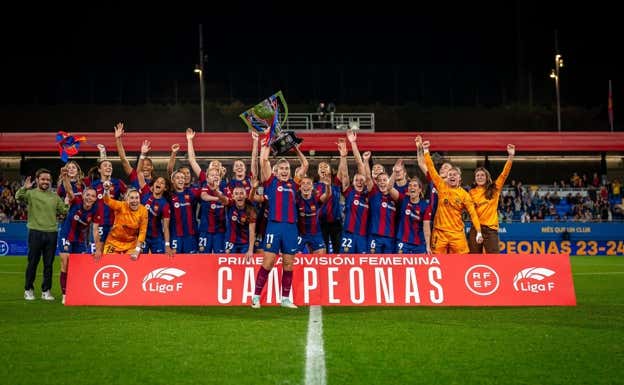 El Barça levantando el título de liga.  FC BARCELONA