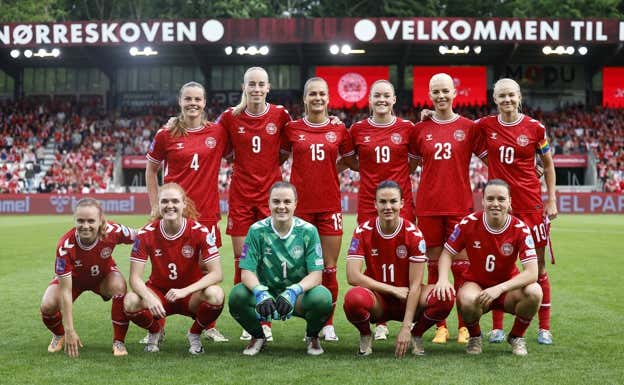 Las jugadoras de la Selección danesa antes de un partido contra España.  DBU
