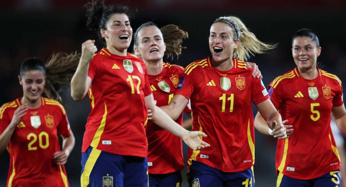 Lucía García, Alexia Putellas e Irene Paredes, entre otras jugadoras, celebran un gol de la Selección en el último partido disputado en la clasificación para la Eurocopa. /RFEF