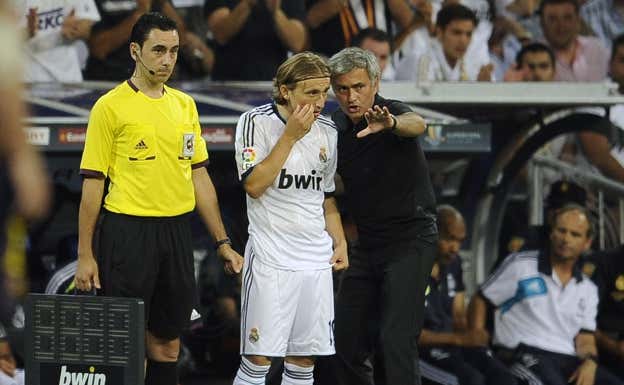 Modric charla con Mourinho en su primer año en el Real Madrid.