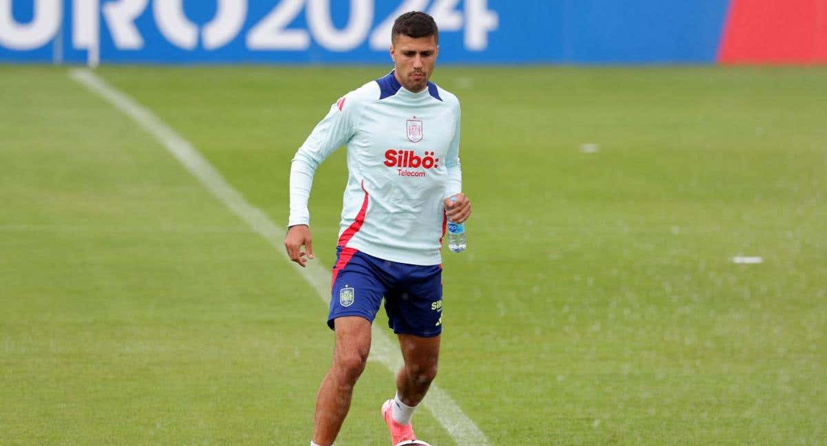 Rodri, en un entrenamiento./LLUIS GENE / AFP