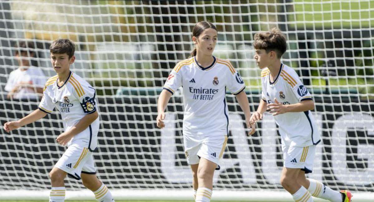 Saúl Aranda (centro), junto a otros dos jugadores del Madrid./LALIGA