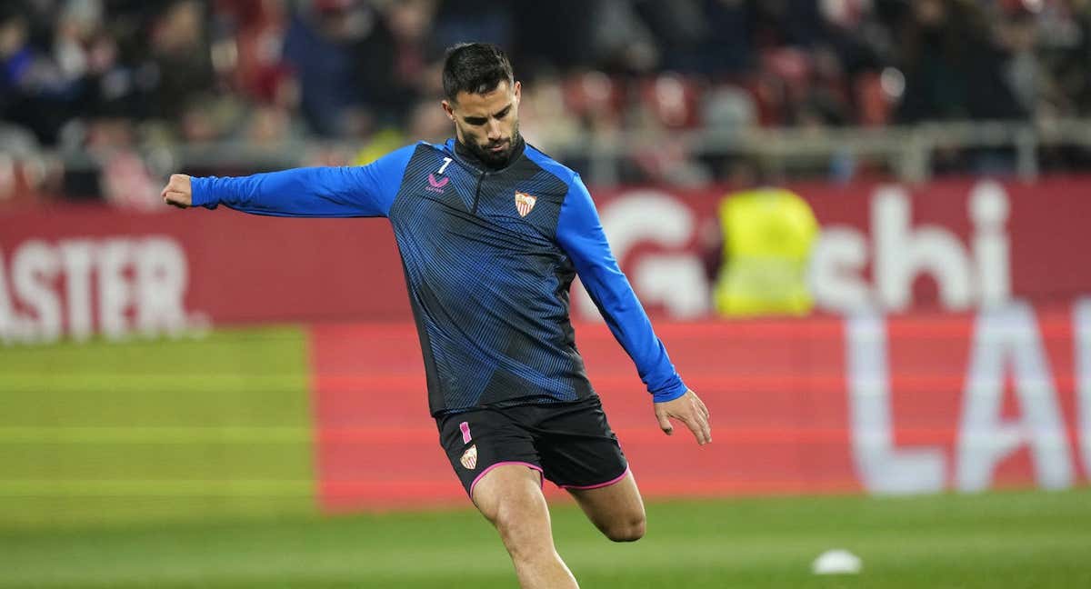 Suso, durante un calentamiento con el Sevilla.