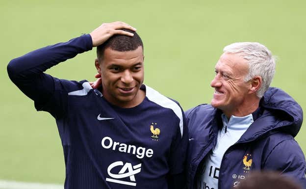 Mbappé y Dechamps tienen una magnífica relación.  AFP