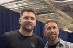 Un colosal Luka Doncic deja claro que quiere el anillo: números de MVP e intercambio de regalos con Sergio Ramos