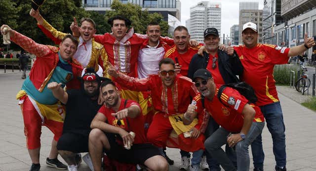 Un caballo de cartón y el ánimo hispano para luchar contra la afición croata: «Nos ganan por goleada»