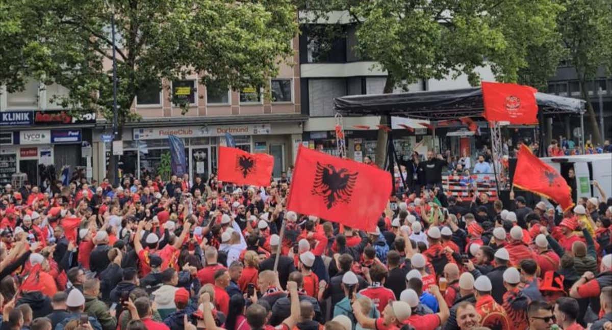 Los aficionados de Albania, en Dortmund, tiñendo las calles de la ciudad. /RELEVO