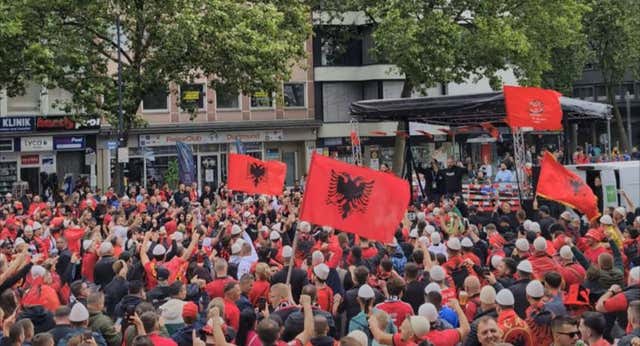 Albania conquista Dortmund, se hermana con Italia y se mofa de Serbia entre cervezas: «Kosovo es nuestra…»
