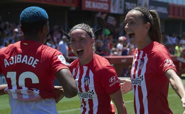 Ajibade, Eva Navarro y Ainhoa Moraza celebrando un gol.  LALIGA