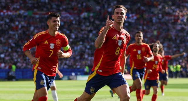Fabián lidera a una España imponente y decreta el estado nacional de euforia