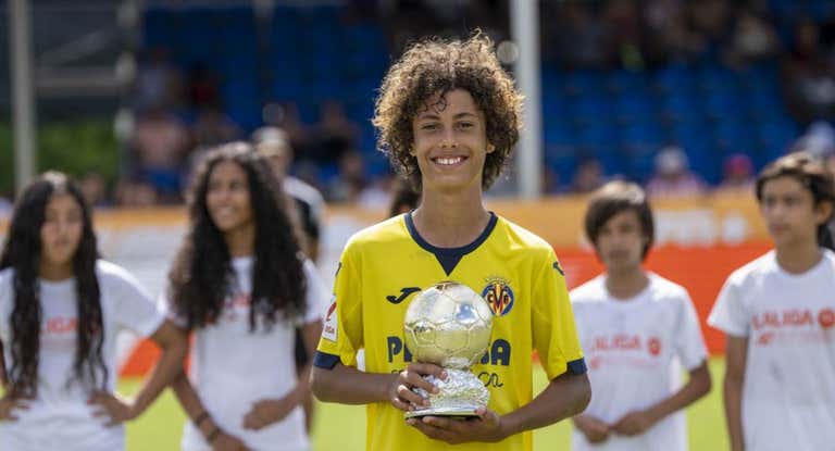 Sergi Alcovér, con el trofeo de mejor jugador del torneo.