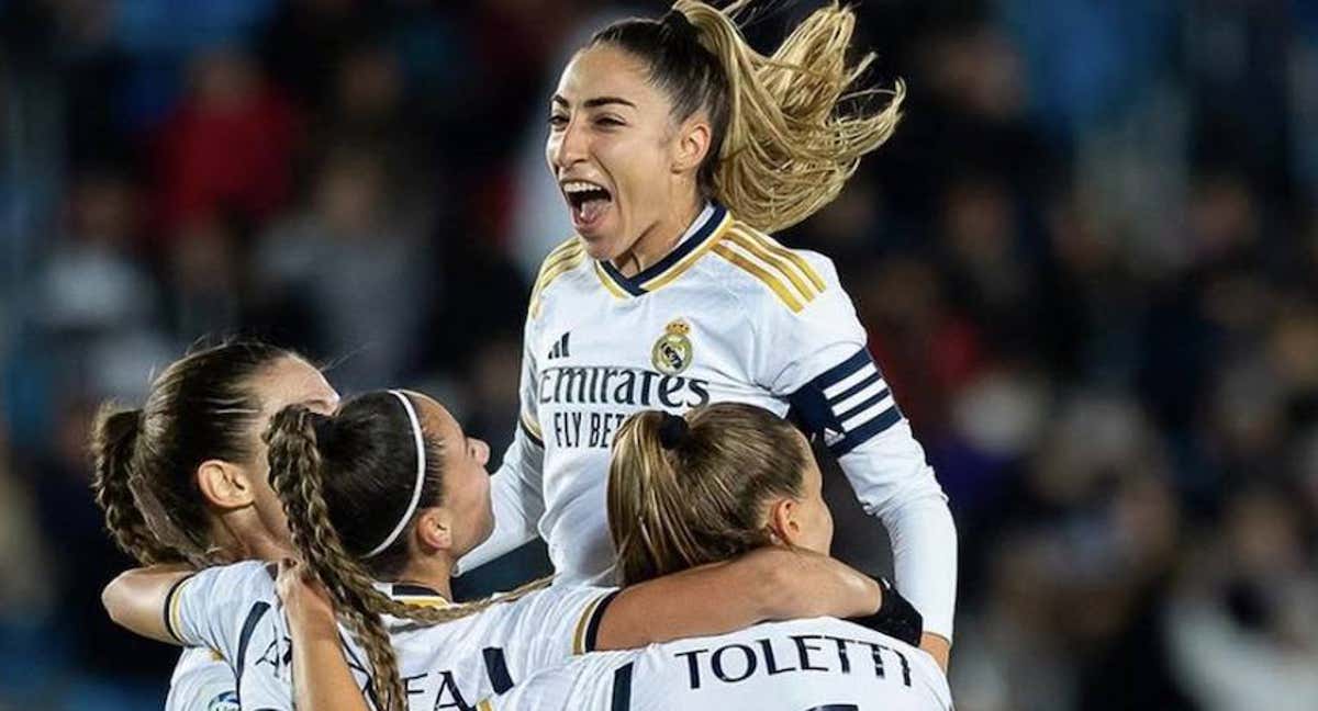 Olga Carmona celebra un gol con sus compañeras del Real Madrid durante esta temporada.