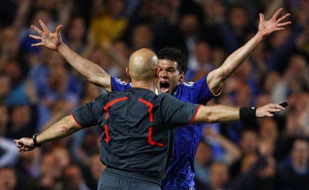 Ballack se queja a Ovrebo.