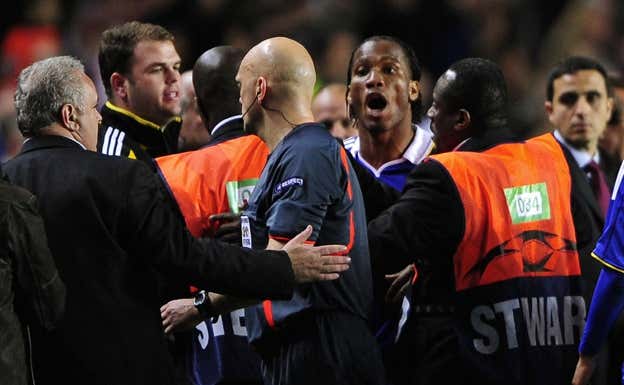 Drogba se dirige enfadado a Ovrebo.