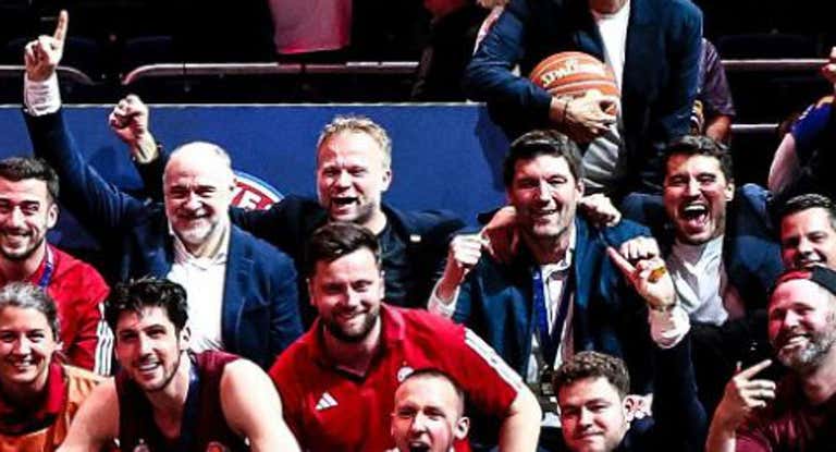 Pablo Laso celebra el triunfo del Bayern en liga.