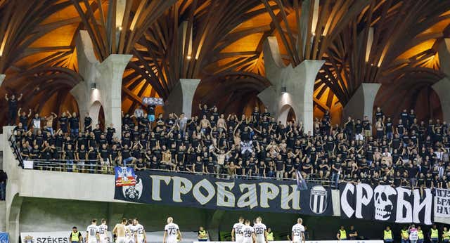La tregua entre ‘enterradores’ y ‘héroes’ para formar ultras en Serbia llega hasta los colegios