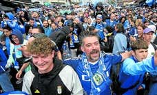 El infernal recibimiento al bus del Oviedo desde dentro en la previa del «partido del siglo»: «Volveremos»