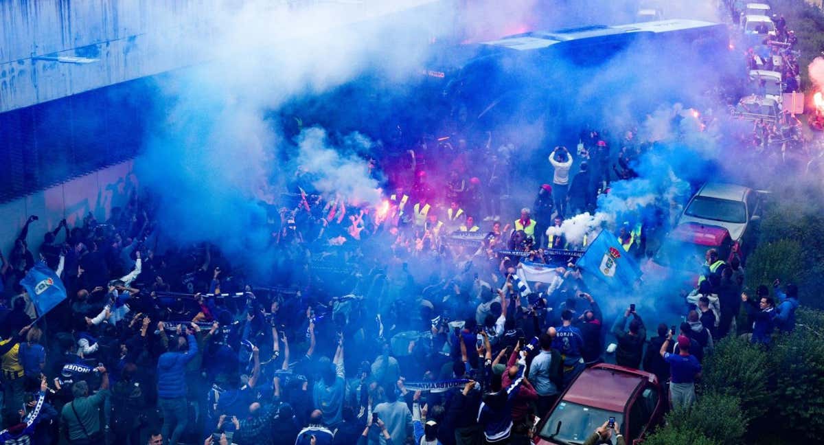 Recibimiento del bus del Oviedo en Eibar. /OVIEDO